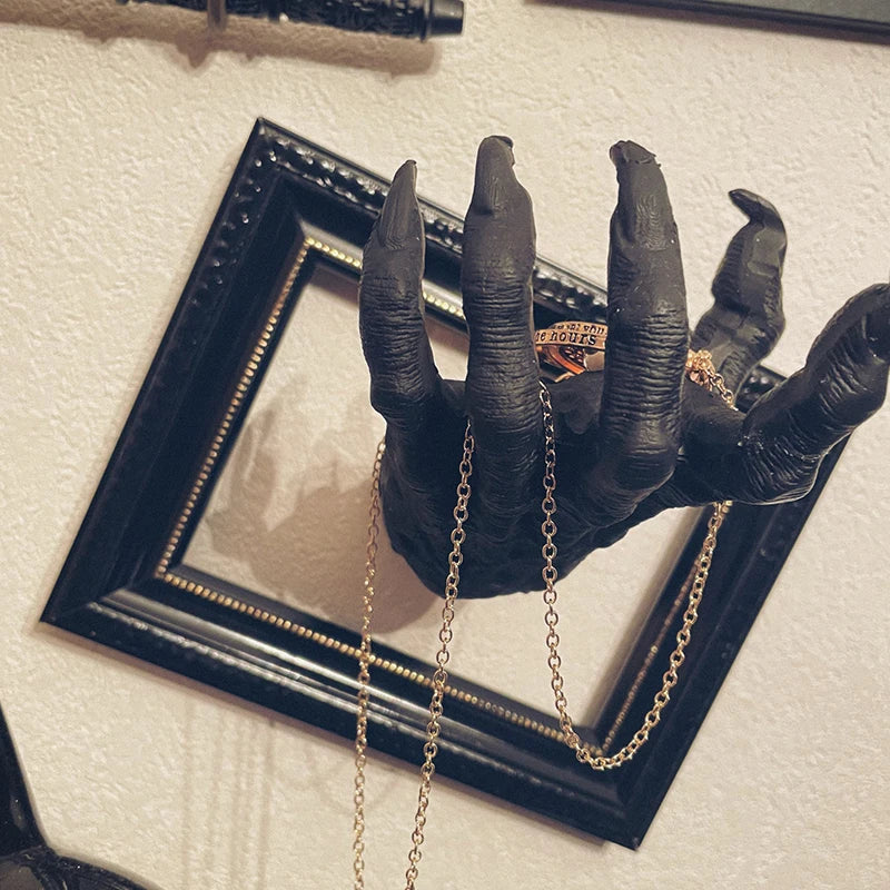 Halloween Decorative Gothic Witch Hand Statue Creative Resin Decorative Hanger Hanger Wall Art Sculpture Home Decoration